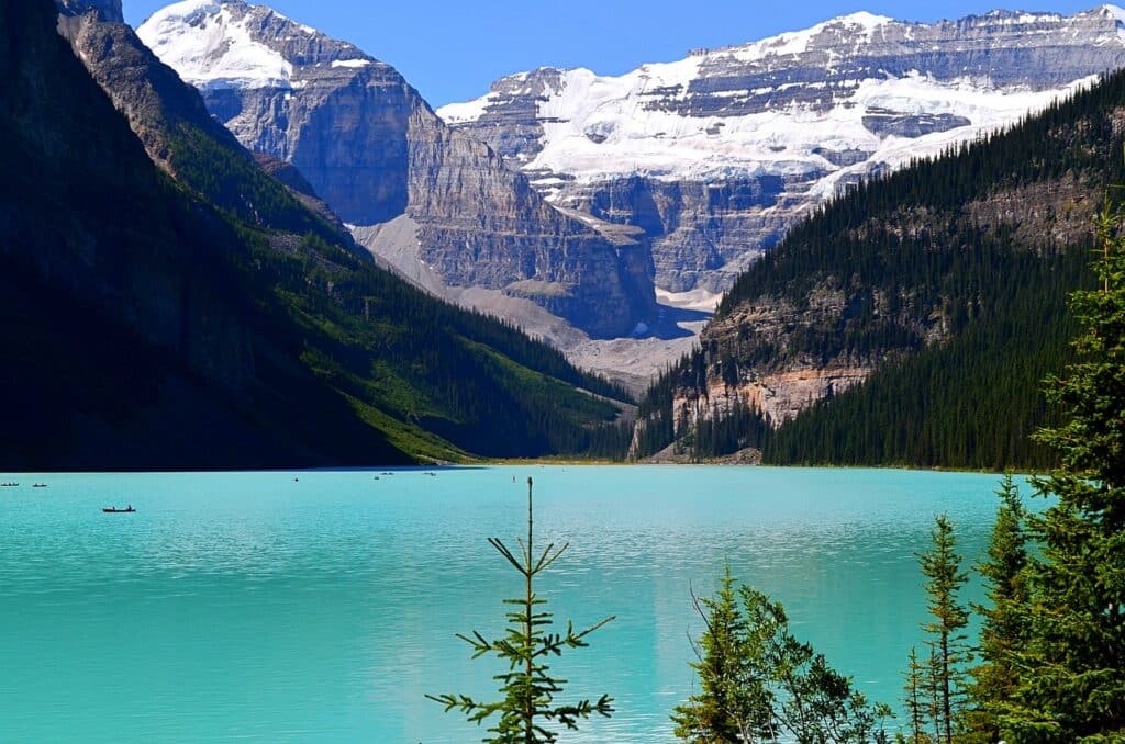 lake louise alberta mountains
