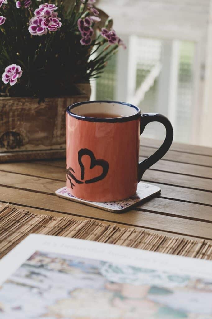heart, mugs, tea cup, table, quiet place to paus and relax for online therapy in Alberta for busy professionals